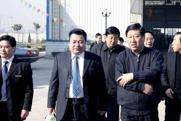 全国人大副委员长张平参观亚洲一区二区女搞男 全国人大副委员长张平参观亚洲一区二区女搞男