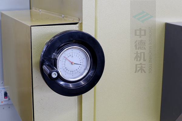 ZDG-632刀片间隙调节装置,设置在机架前面,并有刻度显示,调节方便.jpg ZDG-632刀片间隙调节装置,设置在机架前面,并有刻度显示,调节方便.jpg