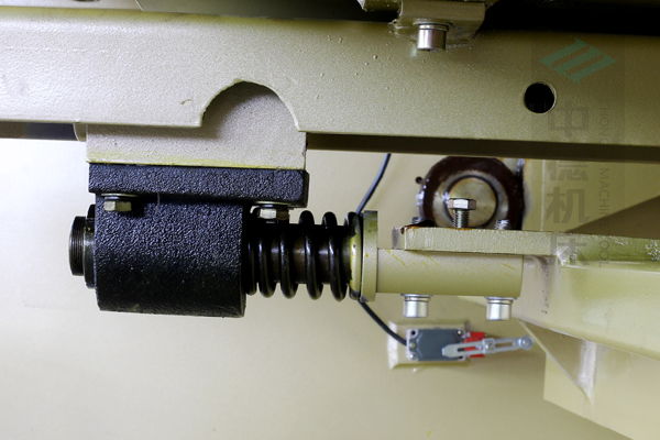 ZDG-632后挡料缓冲装置,能有效保持后挡料横梁平行度.jpg ZDG-632后挡料缓冲装置,能有效保持后挡料横梁平行度.jpg