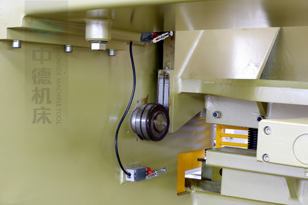 ZDG-632闸式刀架结构,刀架上下垂直运动工作,轴承受力小无磨损,所以能长久精确控制刀片间隙,并能调节剪切角度,提升产品质量,又显著提高刀片使用寿命.jpg ZDG-632闸式刀架结构,刀架上下垂直运动工作,轴承受力小无磨损,所以能长久精确控制刀片间隙,并能调节剪切角度,提升产品质量,又显著提高刀片使用寿命.jpg