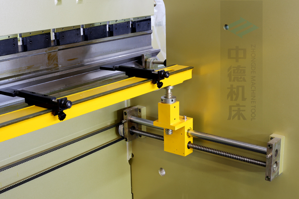 ZDP-10032高精度x轴结构,采用滚珠丝杆,精度高无游隙,淬火高强度挡指,并有倒三角锁卡装置不掉落.jpg ZDP-10032高精度x轴结构,采用滚珠丝杆,精度高无游隙,淬火高强度挡指,并有倒三角锁卡装置不掉落.jpg