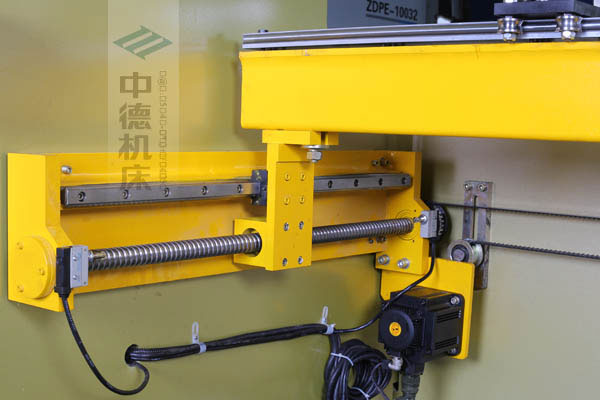 ZDPK-10032X轴配有滚珠丝杆及直线导轨,大功率伺服电机,钢丝同步带,能显著提升X轴定位精度及速度 ZDPK-10032X轴配有滚珠丝杆及直线导轨,大功率伺服电机,钢丝同步带,能显著提升X轴定位精度及速度