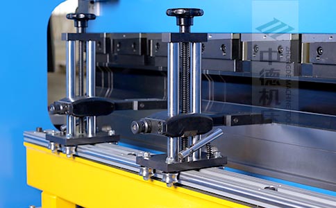 ZDPK-6325可调式档指,手摇升降,可适应不同模具;横梁双线轨设计,零游隙.jpg ZDPK-6325可调式档指,手摇升降,可适应不同模具;横梁双线轨设计,零游隙.jpg