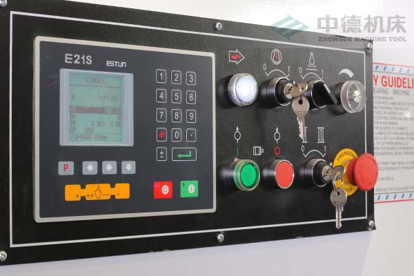 ZDS-2032E21数控系统.jpg ZDS-2032E21数控系统.jpg