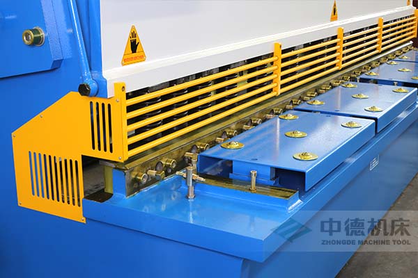 ZDS-2032剪板机进料口,安全防护,进料无阻,又能直接观看到灯光对线的剪切位置.jpg ZDS-2032剪板机进料口,安全防护,进料无阻,又能直接观看到灯光对线的剪切位置.jpg