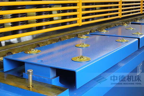 ZDS-2032剪板机采用滚珠前托料板,不划伤不锈钢板材表面.jpg ZDS-2032剪板机采用滚珠前托料板,不划伤不锈钢板材表面.jpg