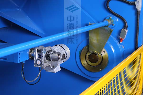 ZDS-2032剪板机后档料结构,平行度高,并采用国内一流品牌轴承,耐磨抗压寿命长.jpg ZDS-2032剪板机后档料结构,平行度高,并采用国内一流品牌轴承,耐磨抗压寿命长.jpg