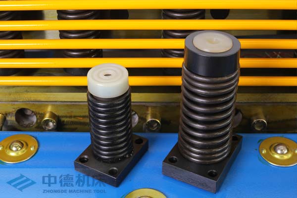 ZDS-2032采用高品质压料油缸,不渗油不会在板材表面留有油污.jpg ZDS-2032采用高品质压料油缸,不渗油不会在板材表面留有油污.jpg