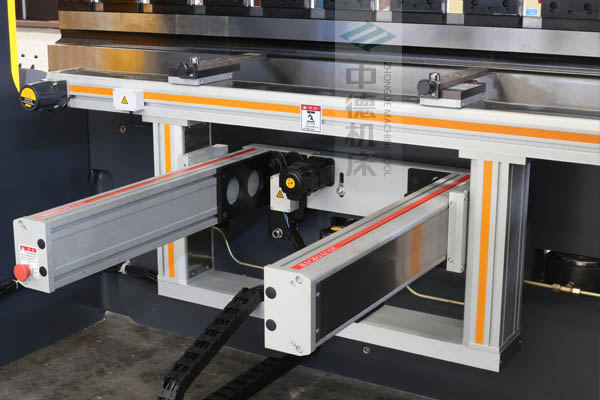 ZDPE8025-4+1轴全封套加强型铝合金后档料系统,内有成套滚珠丝杆和直线导轨,精度高速度快噪音低.jpg ZDPE8025-4+1轴全封套加强型铝合金后档料系统,内有成套滚珠丝杆和直线导轨,精度高速度快噪音低.jpg