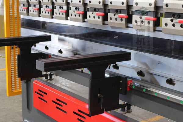 ZDPE8025采用线轨双托料,可水平移动,能保持超高平行度,托料撑杆为ABS硬质塑料,使用时不会划伤不锈钢板材表面.jpg ZDPE8025采用线轨双托料,可水平移动,能保持超高平行度,托料撑杆为ABS硬质塑料,使用时不会划伤不锈钢板材表面.jpg