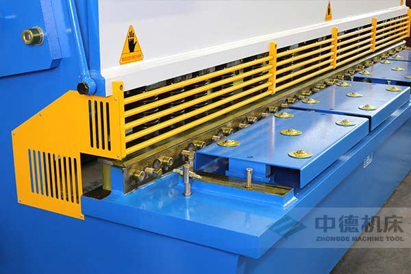 ZDS-432剪板机进料口,安全防护,进料无阻,又能直接观看到灯光对线的剪切位置.jpg ZDS-432剪板机进料口,安全防护,进料无阻,又能直接观看到灯光对线的剪切位置.jpg